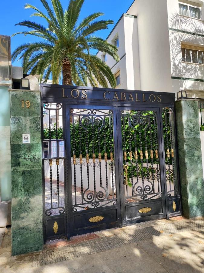 Los Caballos Vip Playa Levante Benidorm Bagian luar foto